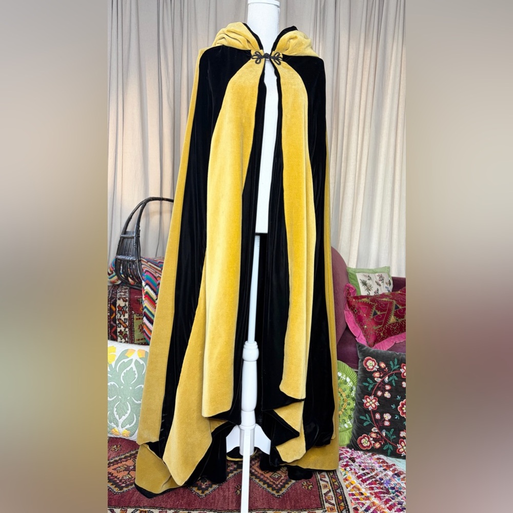 60s Velvet Hooded Cape - Picture 9 of 12